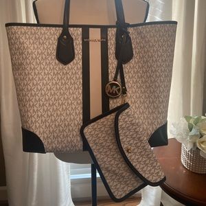 Michael Kors
Signature Striped Eva Large Tote Bag